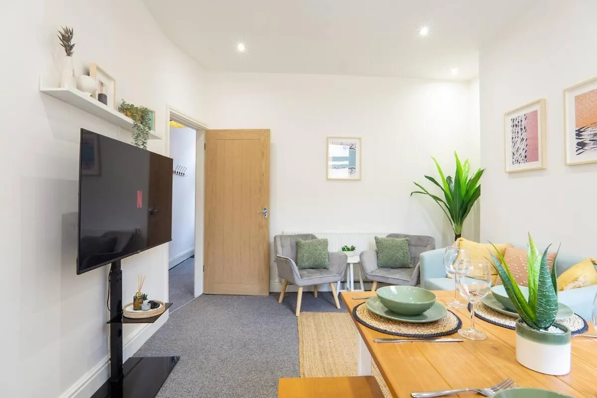 Cedar House - Air Host & Stay Liverpool 0*,
