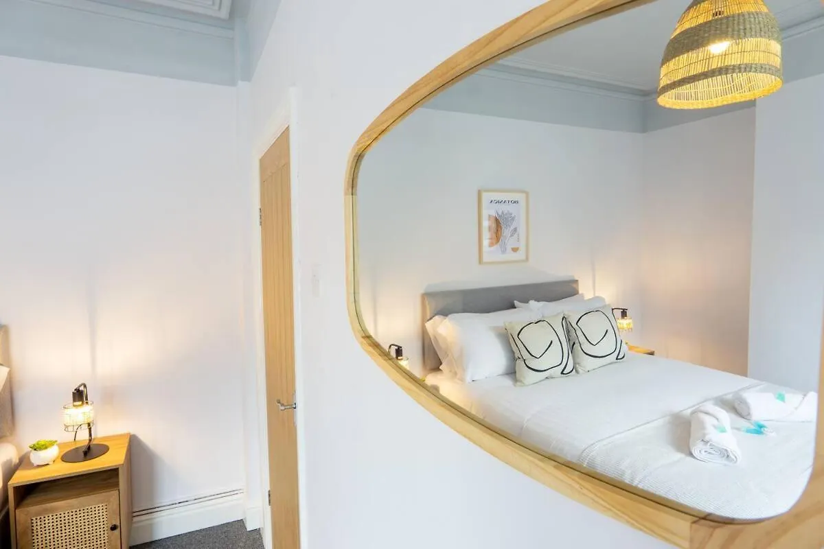 Cedar House - Air Host & Stay Liverpool 0*,  Storbritannien